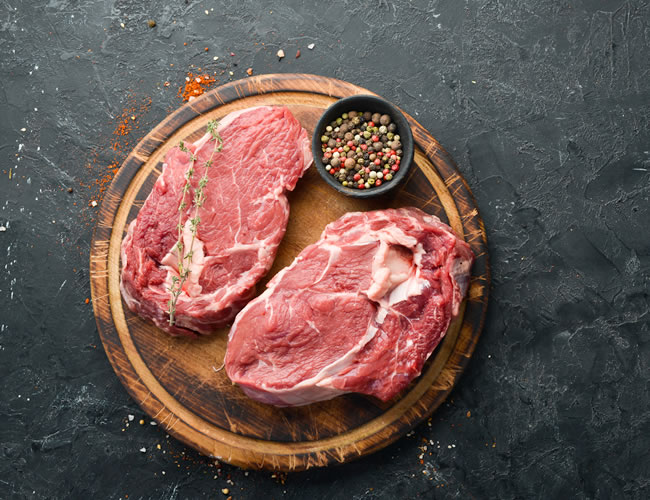 Červené maso je zdrojem oxidu dusnatého, obsahuje tedy L-arginin aminokyselinu.