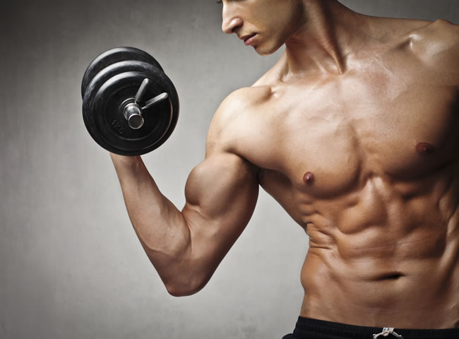 Jedním z nejlepších cviků na biceps je klasický bicepsový zdvih s jednoručkami.
