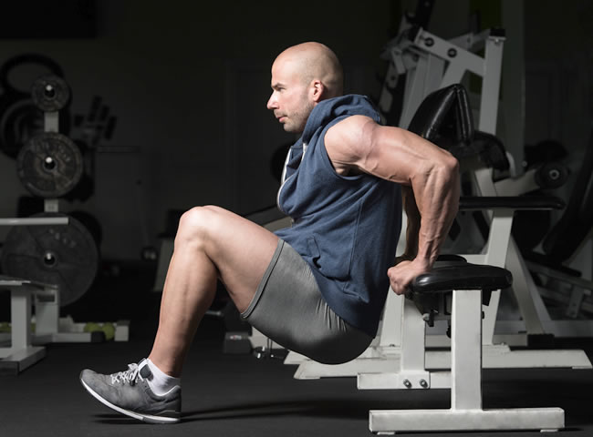 Tricepsové kliky na lavici patří mezi nejlepší cviky na budování objemu tricepsu. Provádět je ale můžete i s bednou, židlí a podobně. 