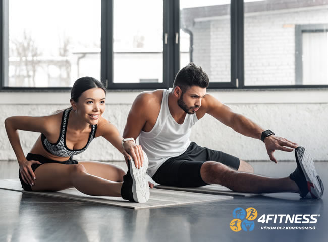Cvikům na hamstringy neboli zadní stehna by mělo vždy předcházet protažení, abychom zlepšili sílu svalů, jejich rozsah pohybu, a hlavně předešli jejich poranění.   