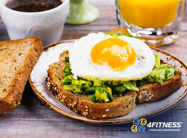 Skvělým jídlem před tréninkem je například oblíbený toast s avokádem a vajíčkem, který dodá tělu potřebné tuky, sacharidy a bílkoviny. Ideální například na snídani.  