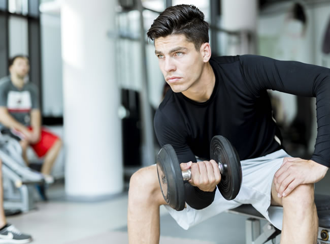 Silový trénink vám pomůže efektivně a zdravě přibrat především svaly. Proto choďte do posilovny.
