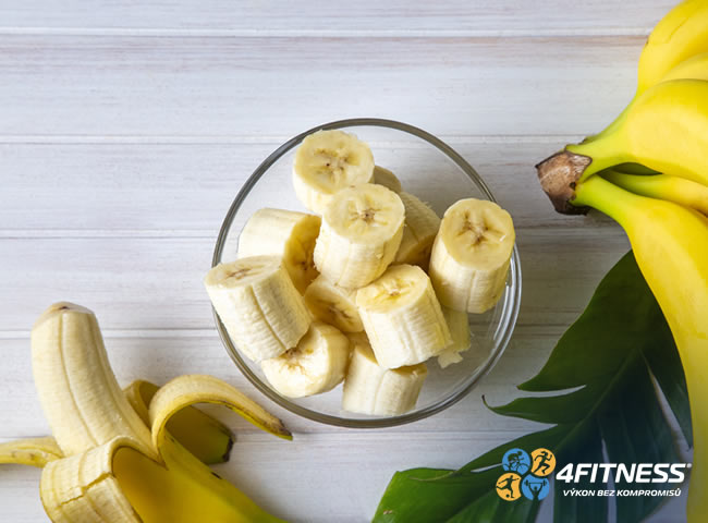 Banán je skvělým zdrojem elektrolytů a výbornou svačinkou. Dodá nám nejen potřebné sacharidy, ale také draslík.   