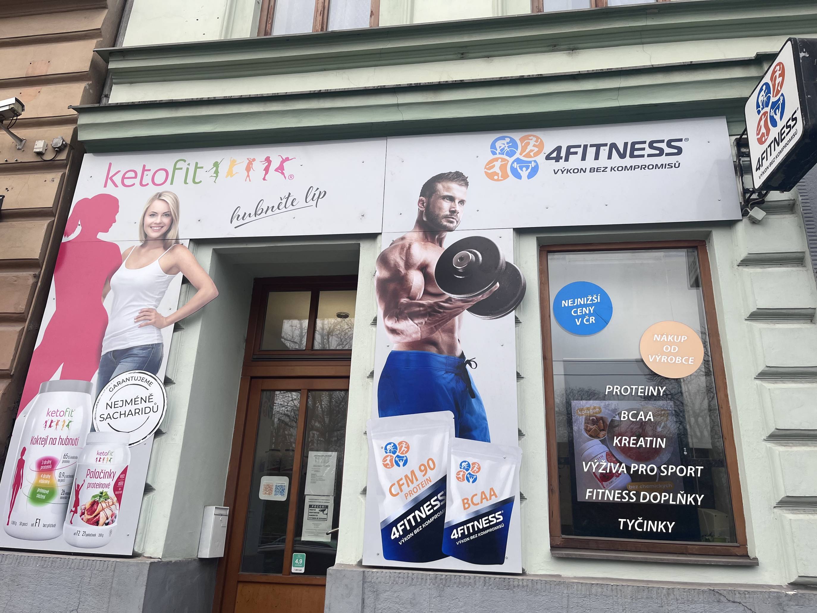 pohled na podnikovou prodejnu 4FITNESS z chodníku